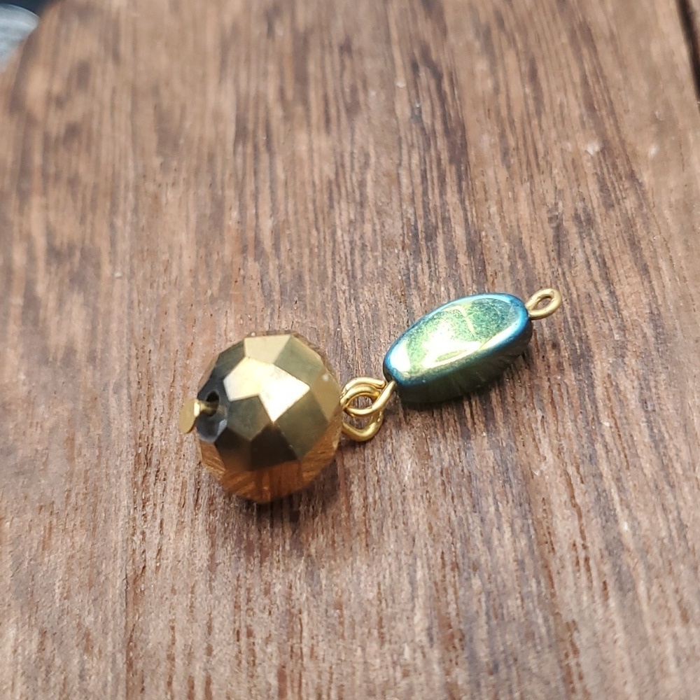 Gold and glitz pendant (gold tone crystal bead)